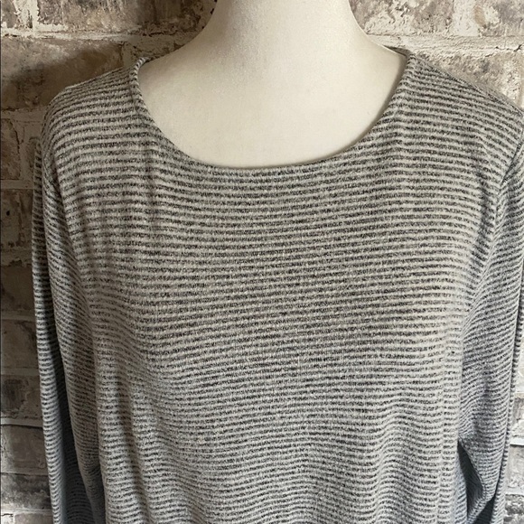 Matty M Gray Striped Women's Top. 3/4 Sleeves. Ruched waist. Size L. - Picture 3 of 13